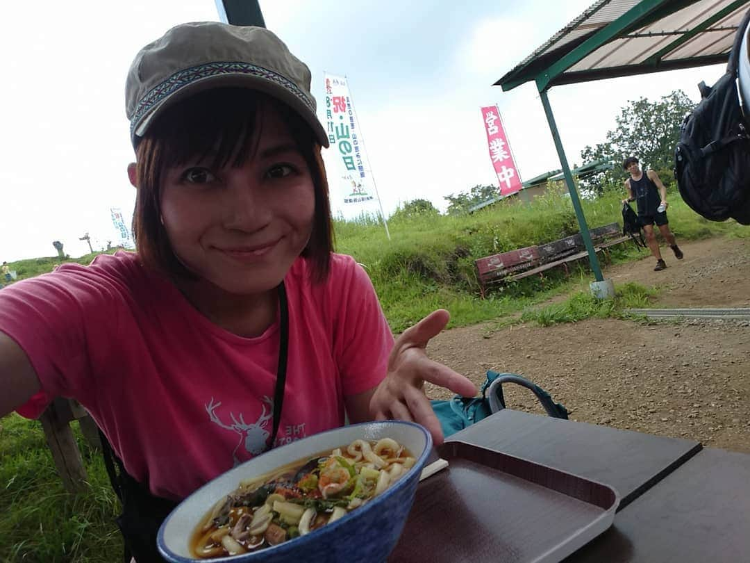 桜花さんのインスタグラム写真 - (桜花Instagram)「陣馬山山頂！🗻🌼🌼 到着しマウンテン＼(^^)／🗻🍀 にぎやか〜＼(^^)／🌼🌼🌼 途中、こないだなかったロープが張られていました、登山道ご注意下さいね🍀  #陣馬山  #山の日  #ソロ #mountain  #mountains」8月11日 11時58分 - mountainohka