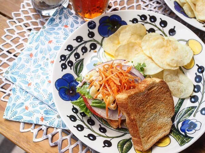 Sayuri（岸岡小百合）さんのインスタグラム写真 - (Sayuri（岸岡小百合）Instagram)「* お休みの日のブランチ🥪  トップバリュ グリーンアイフリーフロムの ハムやパン、新鮮なお野菜を使って、 マカロニサラダとキャロットラペの サンドウィッチを作ったよ😊🥕 @topvaluofficial  付け合わせはポテトチップス🥔 * ローススライスハムは発色剤不使用‼️ キャロットラペには オーガニック素煎りアーモンドを入れて、 食感も楽しみました❤️ * この食パンのサイズ感も小さめでお気に入り♪  ハムとの相性もバッチリでした✨👍 #ポテトチップス  #ローススライスハム  #ブランチ #デリ  #トップバリュグリーンアイ  #デリスタグラム #おうちランチ  #myhappygreen  #グリーンアイpr  #lunch #sandwich  #美容ブロガー #イオン #さゆり飯」8月11日 11時52分 - sayuuringo