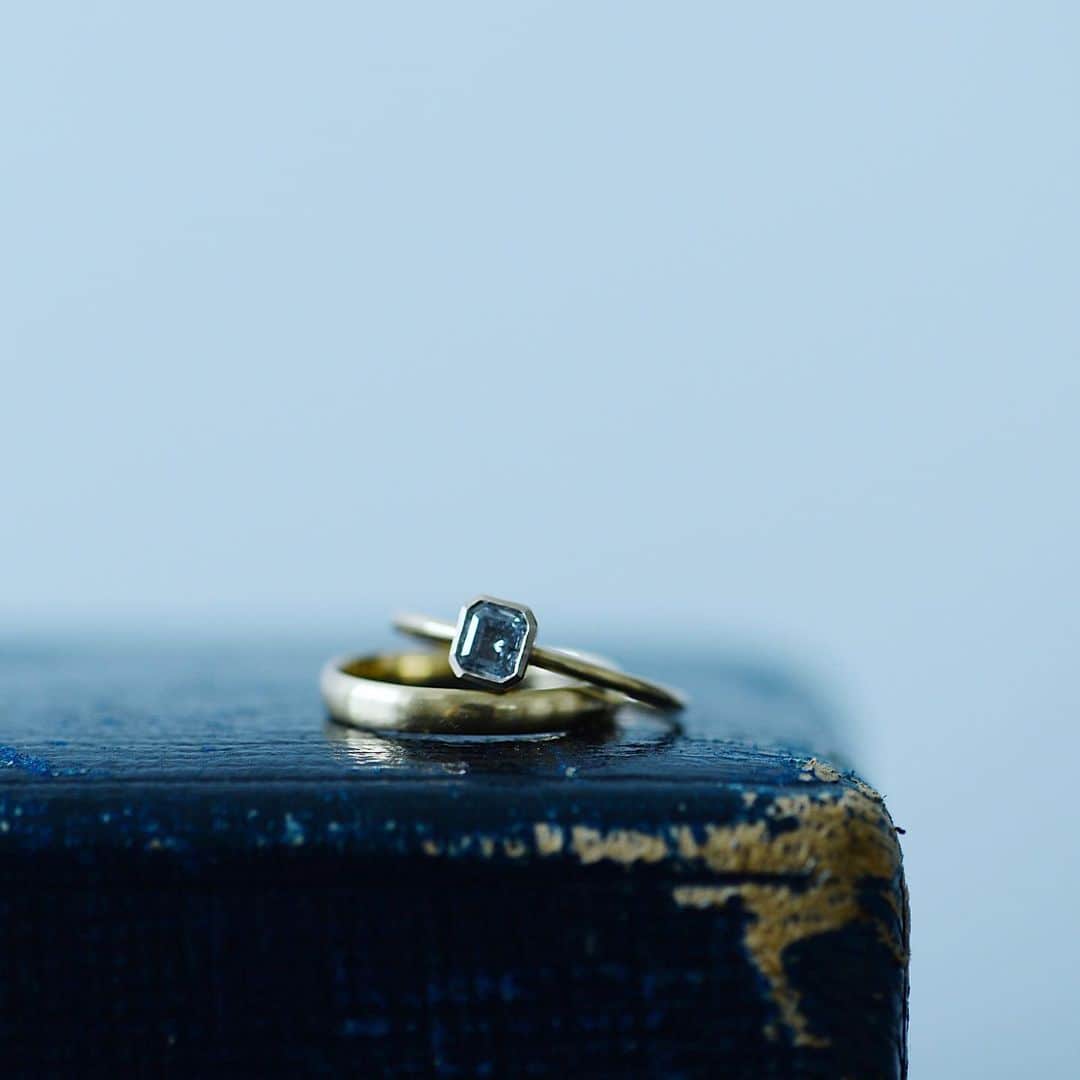 メデルジュエリーさんのインスタグラム写真 - (メデルジュエリーInstagram)「- Plain ring & Diamond ring(1点もの・special order) ゴールドもダイヤモンドも大切にしていることは同じ。見るたびに味わいがあり、着けるほどに馴染んでいくもの。穏やかな質感が好きです。 . . '19ss Special Order 9/3まで延長開催  MEDERU aoyamaにて  #mederujewelry #メデルジュエリー #mederu_aoyama #2019sscollection_mederujewelry #specialorder_mederujewely」8月11日 11時52分 - mederu_jewelry