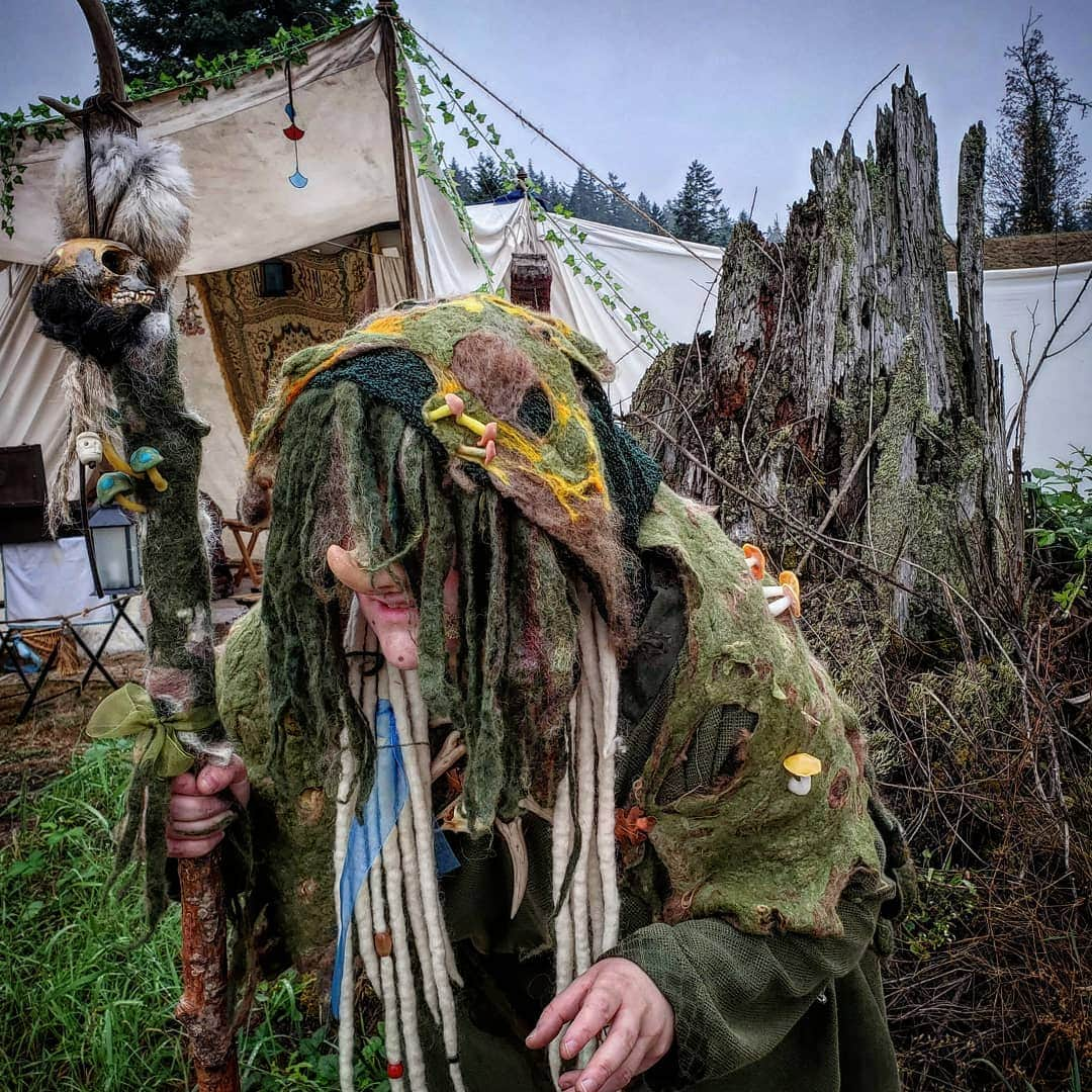 猫コスプレさんのインスタグラム写真 - (猫コスプレInstagram)「Sometimes it's just nice to do away with niceties and Bog Witch it up.  #WMRF #renaissancefaire #hag #bogwitch #witch #WashingtonMidsummerRenaissanceFaire」8月11日 11時54分 - cat_cosplay