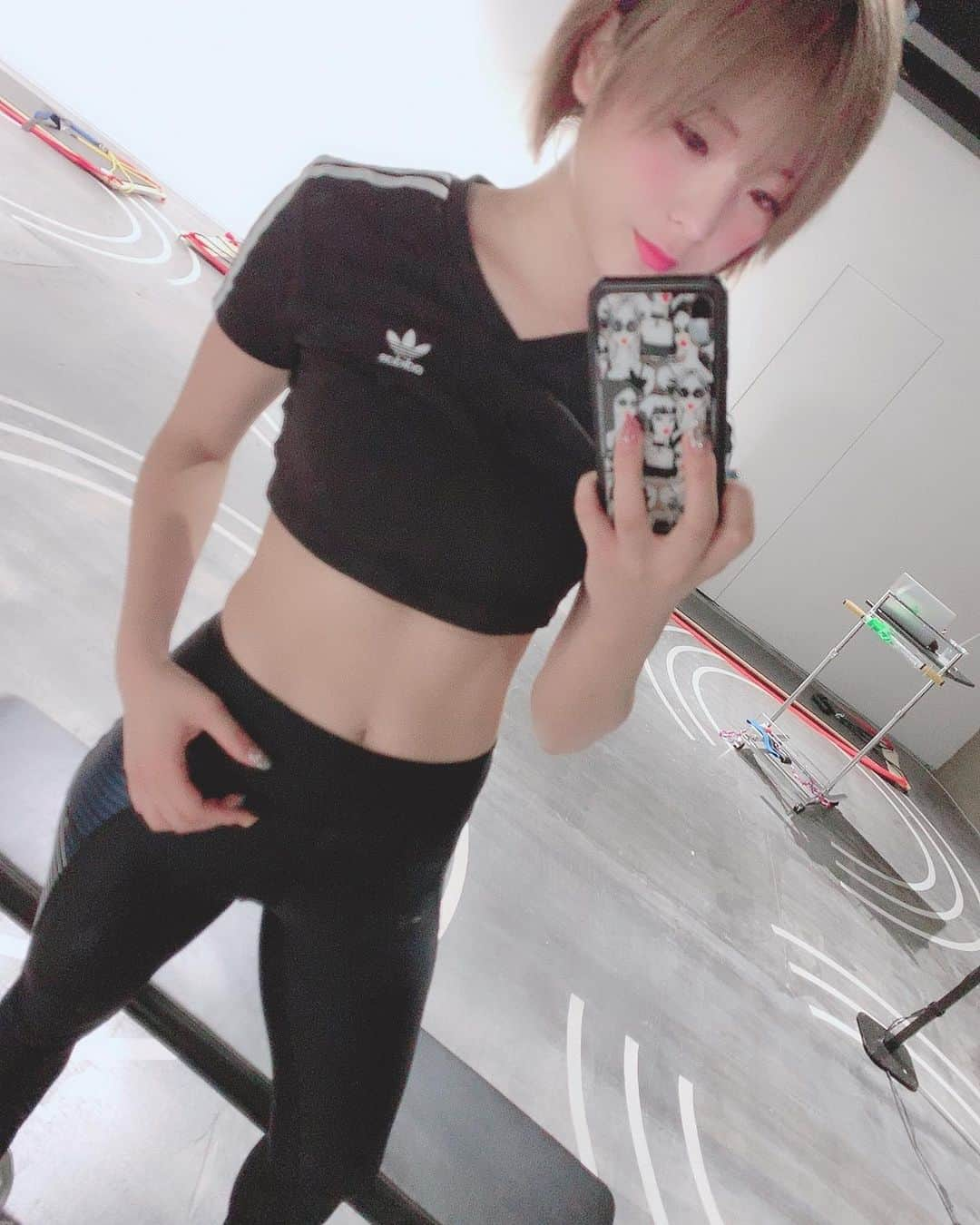 こなんさんのインスタグラム写真 - (こなんInstagram)「. . 最近は黒のウエアが多め @fincfit で腹筋とお尻をメインにやった日  #ジム#腹筋女子#腹筋#パーソナルジム#筋トレ#ヒップアップ#アディダス#adidas」8月11日 11時57分 - konan_610