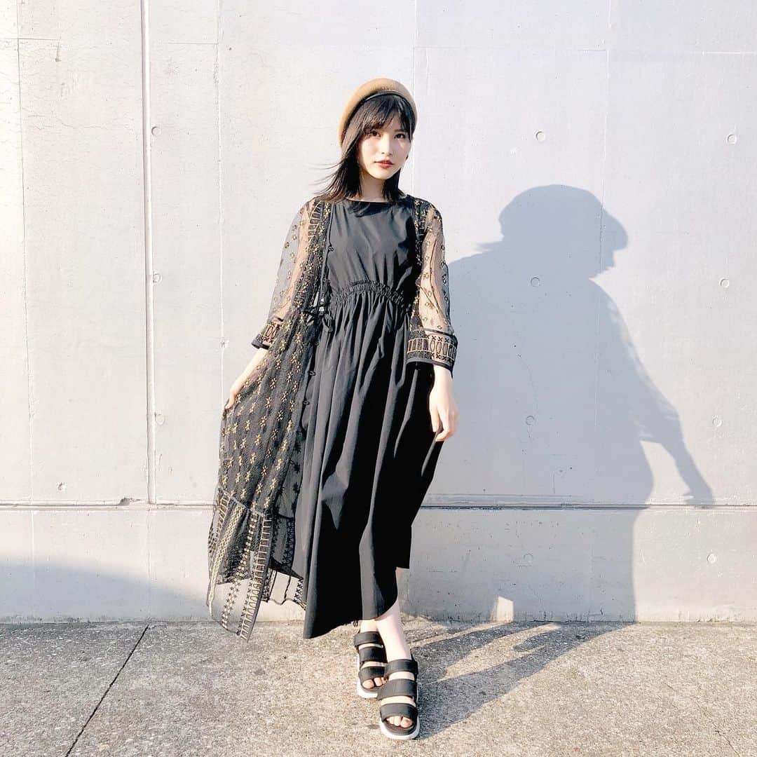 のインスタグラム：「経過  昔買ったレースカーディガンは その時はちょっと大人すぎたかなぁと思ってたけど 最近はとても着やすくてお気に入りに。 時間が経ってしっくりくるものってあるよね  握手会最終日もよろしくね✨  #黒コーデ #夏コーデ #レースカーディガン #握手会 #AKB48」