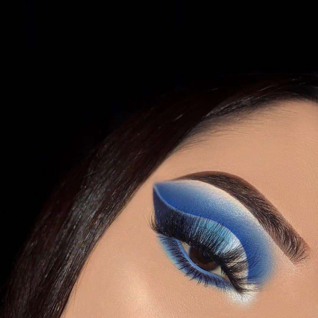 Jeffree Star Cosmeticsさんのインスタグラム写真 - (Jeffree Star CosmeticsInstagram)「BRAIN FREEZE 🥶 @crystalverdayes  used the blues from our #JAWBREAKER palette to create this ice cold look 💙💦 #jeffreestarcosmetics」8月11日 12時01分 - jeffreestarcosmetics