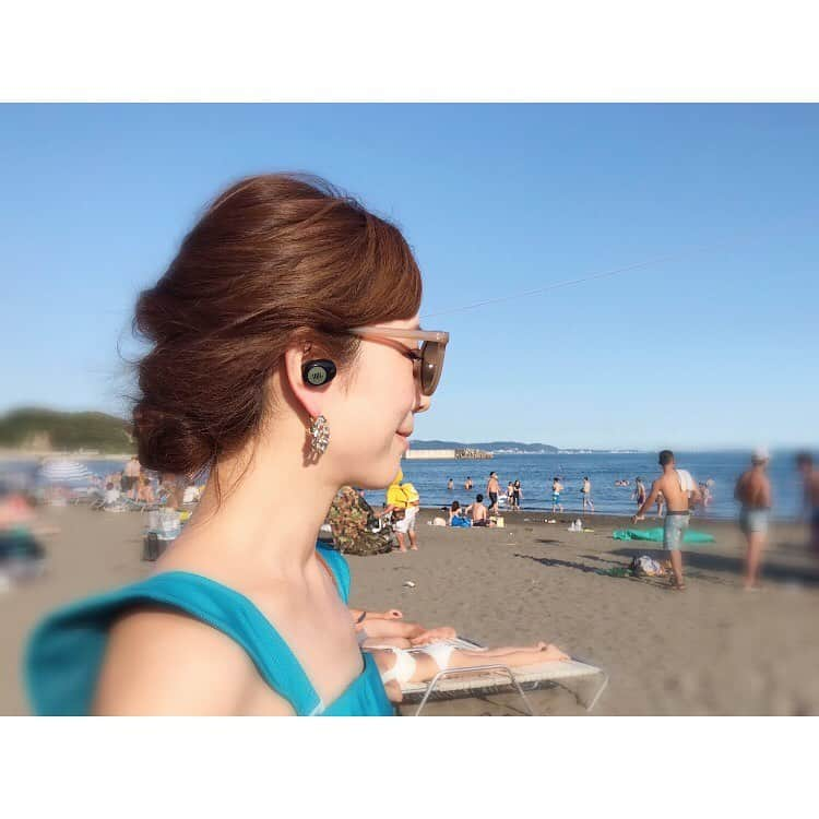 大谷朋子さんのインスタグラム写真 - (大谷朋子Instagram)「♡ * 海を前に音楽とか、最高〜◡̈⃝💙 * 使っているのは、 音響・イヤホンで世界的ブランド 「JBL (@jbl_japan)」 さんの新イヤホン𖦤˖* * ケースもイヤホンもカッコいいし、 ワイヤレスイヤホンで高音質！ということで、 早速お気に入り❤︎ * 初めて試してみたハンズフリー通話も 快適にできました♪ * このイヤホン、耳にぴたっとフィットして、 落ちる心配が少なくて安心◡̈ * 完全ワイヤレスだとこすれる音もないし、 ほんと最高です𖦤✦ * * #完全ワイヤレスイヤホン #イヤホン #JBL #JBLday #TUNE120TWS #急速充電 #getnavi #ゲットナビ #PR #ハンズフリー通話 #長時間再生 #海コーデ」8月11日 12時14分 - tomoko_ohtani