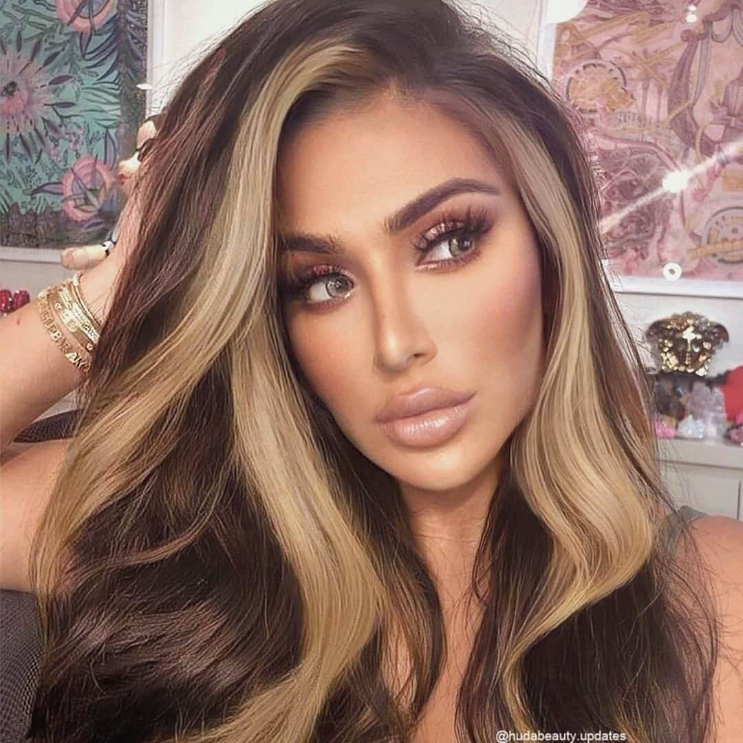 Huda Kattanさんのインスタグラム写真 - (Huda KattanInstagram)「Her editing skillz!! 😱🙌🏽😍 Ahhhmazing @hudabeauty.updates Happy EID! 💃🏻Wish you all a blessed holiday! repost @huda  I have been obsessed with this hair, seriously bold front highlights #trendingnow 💙💙💙 thank you @hudabeauty.updates for this edit! I am obsessed with this!」8月11日 12時28分 - hudabeauty