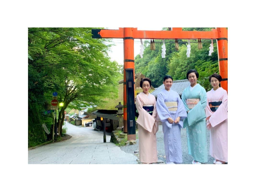 のインスタグラム：「偶然にもお色の違うお着物で、彩り綺麗でした。 祇園の芸妓さんとご一緒に✨ 左から槇子ちゃん、わたし、市十美ちゃん、豆純ちゃんです。 皆さん祇園町の伝統を継いでいく、大切な人材です。 芸事のお稽古に励み、お座敷に華を添えてくださいます。  #歌舞伎 をはじめ #お着物 や #日本の伝統 が長く守られ受け継がれますように。 #kyoto #gion #giongeiko #geikosan #japansetradition #beautifultradition  #祇園 の #芸妓さん #祇園町 #花街  #槇子 ちゃん #市十美 ちゃん #豆純 ちゃん #皆さんお綺麗です  #色とりどりの #お着物」