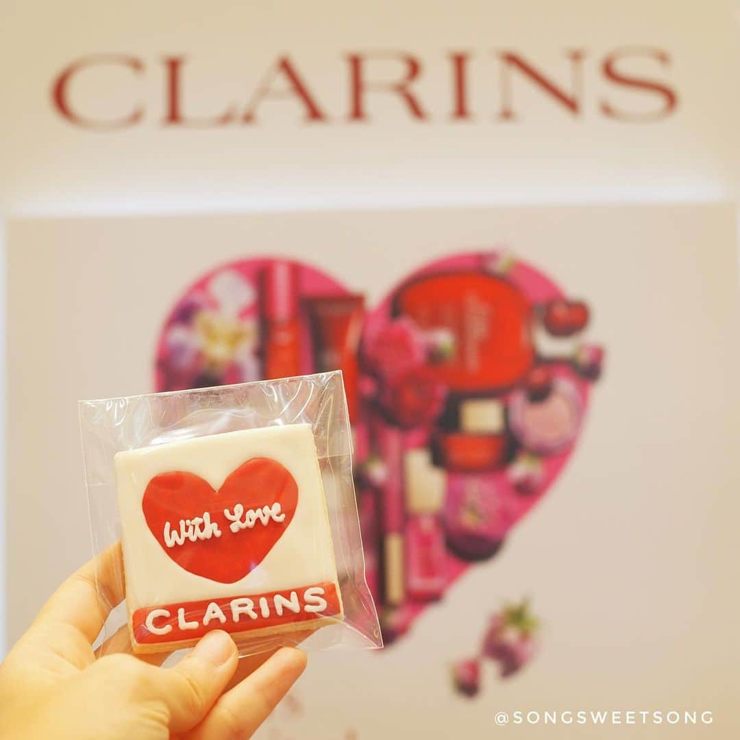 Song Sweet Songさんのインスタグラム写真 - (Song Sweet SongInstagram)「Mum’s Favorites! กิจกรรมตกแต่งไอซิ่ง สำหรับคุณลูกค้า #CLARINS สาขา Siam Paragon ค่ะ~ วันนี้วันสุดท้ายแล้ว แวะมาร่วมกิจกรรมกันได้นะคะ❤️ ． ． ． ． ． ． ． ． #icingcookies #clarinsthailand #itsallaboutyou #mothersday」8月11日 12時37分 - songsweetsong