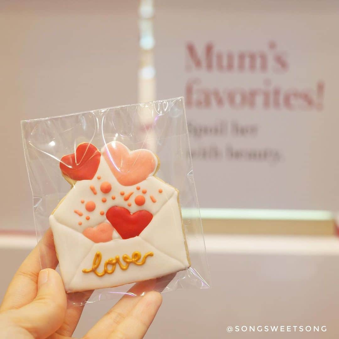 Song Sweet Songさんのインスタグラム写真 - (Song Sweet SongInstagram)「Mum’s Favorites! กิจกรรมตกแต่งไอซิ่ง สำหรับคุณลูกค้า #CLARINS สาขา Siam Paragon ค่ะ~ วันนี้วันสุดท้ายแล้ว แวะมาร่วมกิจกรรมกันได้นะคะ❤️ ． ． ． ． ． ． ． ． #icingcookies #clarinsthailand #itsallaboutyou #mothersday」8月11日 12時37分 - songsweetsong