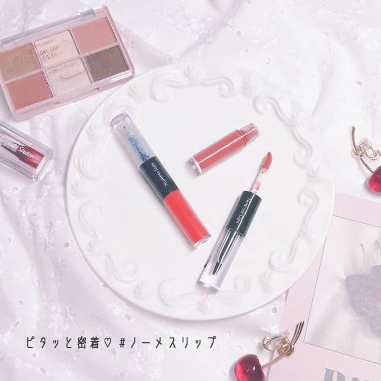 のインスタグラム：「ピタッと密着して色持ち抜群なリップ♡　#ノーメスリップ って知ってる？﻿ ﻿ お出かけ先でなかなかお化粧直しができない！ っていう子におすすめ♡﻿ ﻿ ﻿ ﻿ ❤︎❤︎❤︎ レビューをチェック！ ❤︎❤︎❤︎﻿ ノーメスリップは、色のついたフィルムカラーと唇をコーティングする透明のグロスコートの2本でつくりあげる面白いリップ♡﻿ ﻿ ❤︎ラメでかわいく仕上がる！﻿ 07番は透明のグロスコート、09番はブルーの偏光ラメ入りグロスコートだよ！﻿ ﻿ ❤︎驚きの密着度！﻿ ティッシュオフしても、全然落ちなくてびっくり！　これなら長時間発色をキープしてくれるからデート中も安心♡﻿ ﻿ BY ローリエガールズ3期生 yu_riちゃん﻿ ﻿ ﻿ ﻿ みんなのおすすめコスメを @laurier_press をタグ付けして教えてね♡ リポストさせてもらうかも！﻿ ﻿ ﻿ ﻿ ﻿ ﻿ ﻿ ﻿ #ローリエプレス #ローリエガールズ #nomesslip」