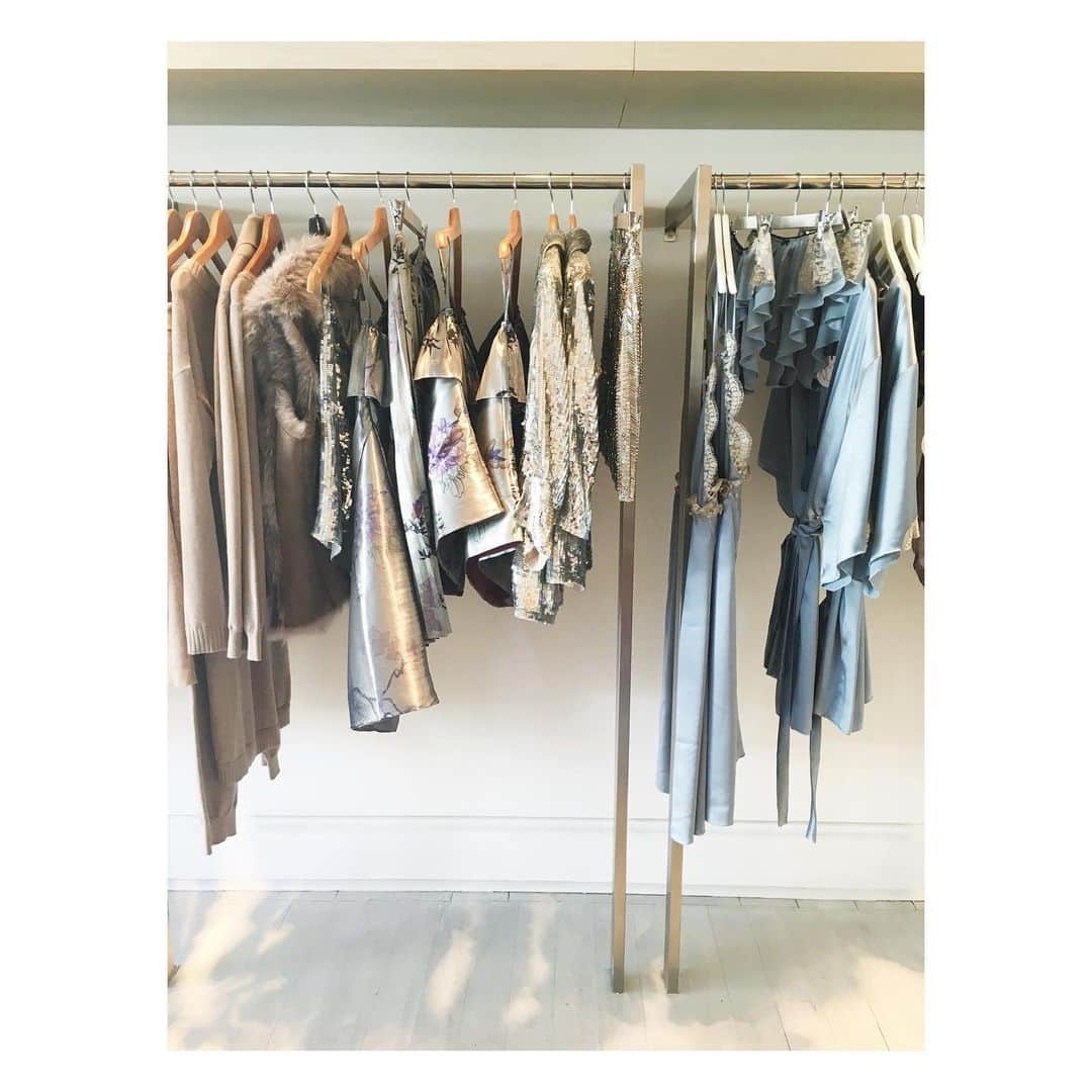 ココリボンさんのインスタグラム写真 - (ココリボンInstagram)「Pretty pastel hues in-store today @collectiveonqueen ⚜️ 64 Queen Street Woollahra • Open until 4pm • #cocoribbon #luxe #silk #timeless #prints #chinoiserie #fashion #boutique #shop #love #sydney #woollahra #ruffles #florals #colourcrush #chic #the #collectiveonqueen #collaboration #collective #creatives #sambag #sarahjcurtis #lukerosejewellery #Nikkiwilliams」8月11日 12時50分 - cocoribbon_official