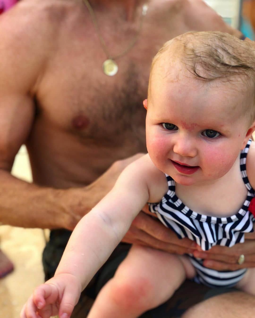 エリカ・クリステンセンのインスタグラム：「Today this baby is already one.  She gives really good hugs and kisses.  I just love her. #happybirthday ☝🏼」