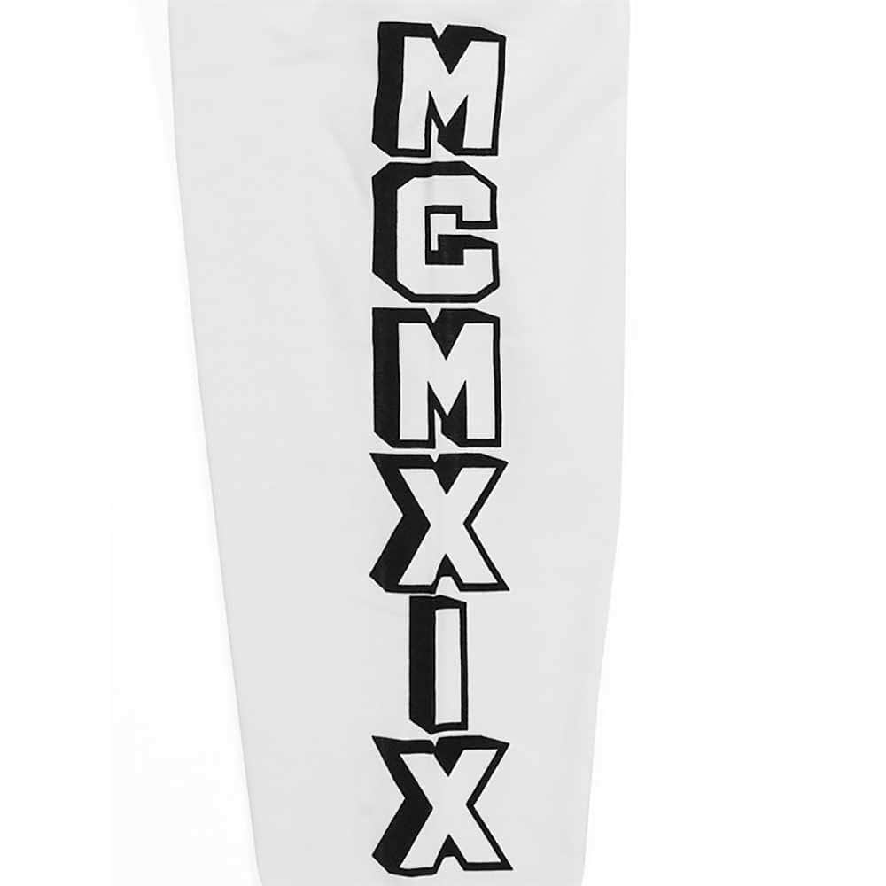 Dancers Collectionさんのインスタグラム写真 - (Dancers CollectionInstagram)「【NEW ARRIVAL】﻿ ■Champion MCMXIX LONG SLEEVE T-SHIRT[WHITE] - C3-Q408﻿ ﻿ チャンピオンのカジュアルなロンT。﻿ ﻿ フロントにシンプルにロゴをオンし両袖にはブランドが誕生した1919年をローマ数字(MCMXIX)で落とし込んだメッセージ性のある一枚。﻿ 半袖シャツやTシャツとのレイヤードでストリートテイストあるスタイリングが完成!!シンプルで使い勝手良くデイリーユースで大活躍するアイテム。﻿ ﻿ 素材：コットン/100%﻿ ﻿ サイズ	着丈 身幅 肩幅	袖丈 袖口幅﻿  XL	71  55  49	65  9.5﻿ ﻿ ﻿ 👇オンラインストアでも購入可能です👇﻿ http://shop.dancers-c.com/?pid=144828299﻿ ﻿ 電話通販も可能です😊 ﻿ お気軽にお問い合わせ下さい✨ ﻿ ﻿ ダンサーズコレクション原宿店 ☎03-5474-9575﻿ ﻿ #Champion #tshirts﻿ #ダンコレ #ダンサーズコレクション #dancerscollection #tokyo #harajuku」8月11日 12時44分 - dancerscollection