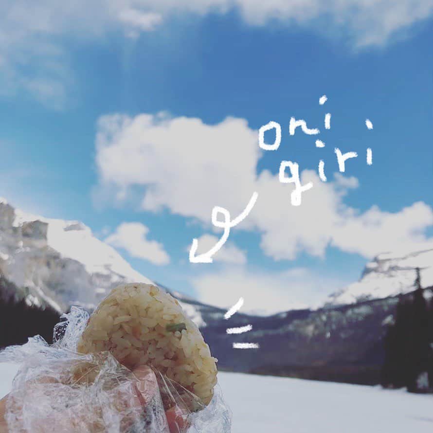 KIRIN moogyさんのインスタグラム写真 - (KIRIN moogyInstagram)「* こんにちは * もう #夏休み の方もいらっしゃいますかね？😎今日は、#山の日 ということで、ぴったりな写真を⛰ * 先日、moogyチームえんさんと一緒にカナダ・アメリカの旅に行ってきました〜🇨🇦🇺🇸 これから数回に渡って、#moogyの旅 情報をお届けしまーす♩ * まずは、カナダ！ 私たちが行った頃はまだギリギリ冬感が残っている頃で、なんと気温はマイナス&雪景色☃️ バンフ国立公園の中にずっと宿泊していました〜 * 手作りのおにぎり🍙を持って完全防寒で雪山🏔へ登ったり、突然道路でビッグホーンシープ🐏に出会ったり…カナディアンロッキーに囲まれた大自然を満喫しましたよ⛰⛰⛰ * 雪景色も良かったけれど、今度はさわやかな夏に行ってみたいなぁ〜♩😚うしし アメリカ旅🇺🇸につづきまーす (てら) *  #moogy #ムーギー #moogyチームのどうでもいい話 #旅行#travel #プチギフト #gift #プレゼント #暮らし #lifestyle #design #夏 #summer #LOHACO #ノンカフェイン  #麦茶 #mugicha #kirinbeverage  #キリンビバレッジ」8月11日 12時44分 - moogy_official
