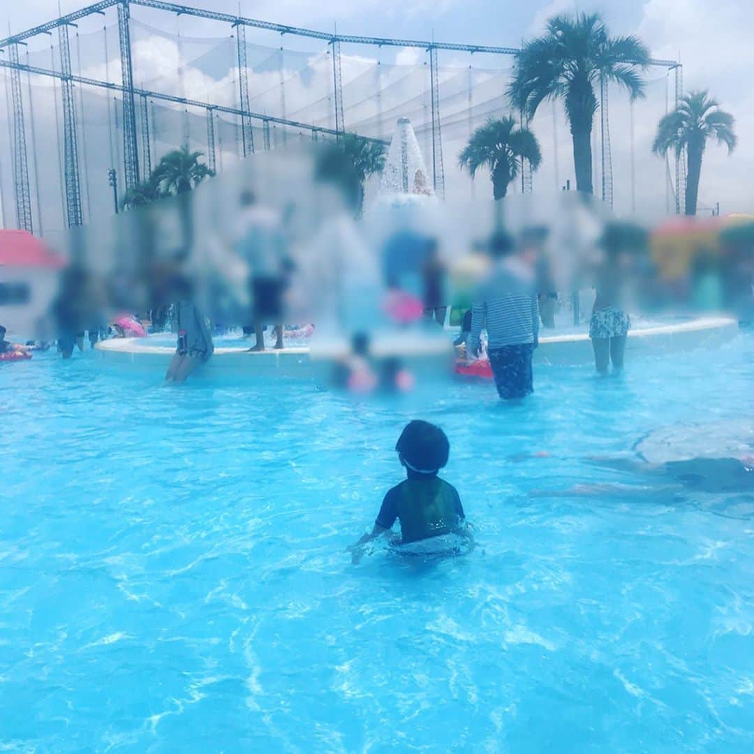 海保知里さんのインスタグラム写真 - (海保知里Instagram)「毎年恒例アンパンマンプール💕波のプールや流れるプールも満喫。娘は10メートル位クロールができるように。  今回は子ども達が嫌な遊びにはまる。マーライオンの真似でプールの水をこっそり含み、口から吐き出し、人の顔にかける遊び🤮嫌だ。 #海保知里 #2019夏」8月11日 13時00分 - chisato_kaiho