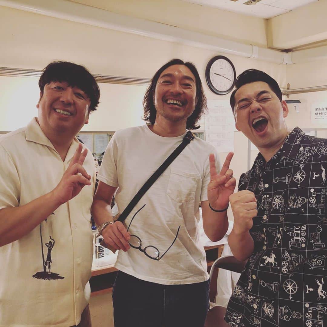 トータス松本のインスタグラム：「観た！ バナナマンライブ2019「S」！いやー、今年もサイコーに笑ったわ。気持ちいいぞ！ #バナナマン #設楽くんはもちろん #人類が生んだ奇跡の人間日村勇紀 #おもしろいって #すごいことよね #さて今日は #ひたちなかへ #ウルフルズ #おもしろくいこう」