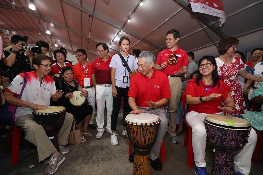 リー・シェンロンさんのインスタグラム写真 - (リー・シェンロンInstagram)「Friday’s National Day Parade at the Padang was a special celebration as we marked our Bicentennial, but not everyone could be there. So the parade went to the heartlands yesterday, and more people could join in the party together!  The carnival at Bishan was one of several across Singapore, including Geylang Serai, Jurong East, Punggol and Woodlands. The crowd was enormous, and the mood, electric. Glad to see so many participating in the nation’s birthday celebrations so enthusiastically! – LHL (MCI Photos by Betty Chua)  #NDP2019 #OurSingapore」8月11日 13時04分 - leehsienloong