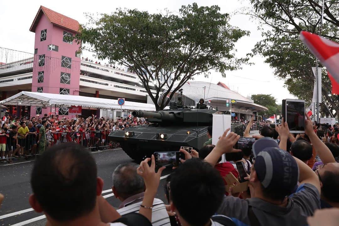 リー・シェンロンさんのインスタグラム写真 - (リー・シェンロンInstagram)「Friday’s National Day Parade at the Padang was a special celebration as we marked our Bicentennial, but not everyone could be there. So the parade went to the heartlands yesterday, and more people could join in the party together!  The carnival at Bishan was one of several across Singapore, including Geylang Serai, Jurong East, Punggol and Woodlands. The crowd was enormous, and the mood, electric. Glad to see so many participating in the nation’s birthday celebrations so enthusiastically! – LHL (MCI Photos by Betty Chua)  #NDP2019 #OurSingapore」8月11日 13時04分 - leehsienloong