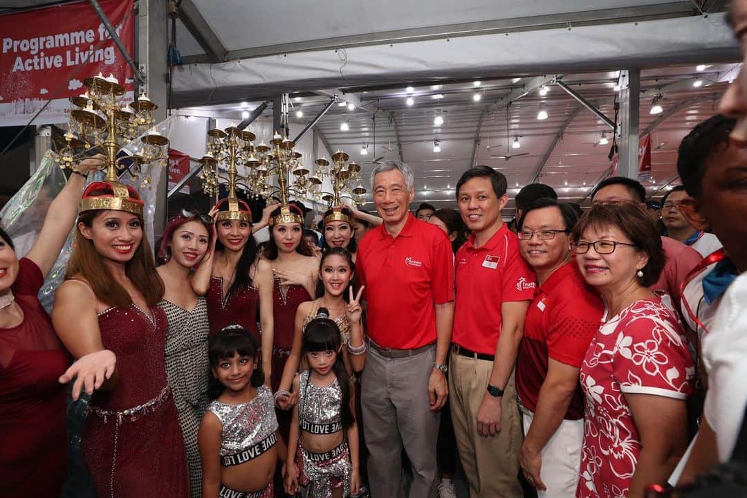リー・シェンロンさんのインスタグラム写真 - (リー・シェンロンInstagram)「Friday’s National Day Parade at the Padang was a special celebration as we marked our Bicentennial, but not everyone could be there. So the parade went to the heartlands yesterday, and more people could join in the party together!  The carnival at Bishan was one of several across Singapore, including Geylang Serai, Jurong East, Punggol and Woodlands. The crowd was enormous, and the mood, electric. Glad to see so many participating in the nation’s birthday celebrations so enthusiastically! – LHL (MCI Photos by Betty Chua)  #NDP2019 #OurSingapore」8月11日 13時04分 - leehsienloong