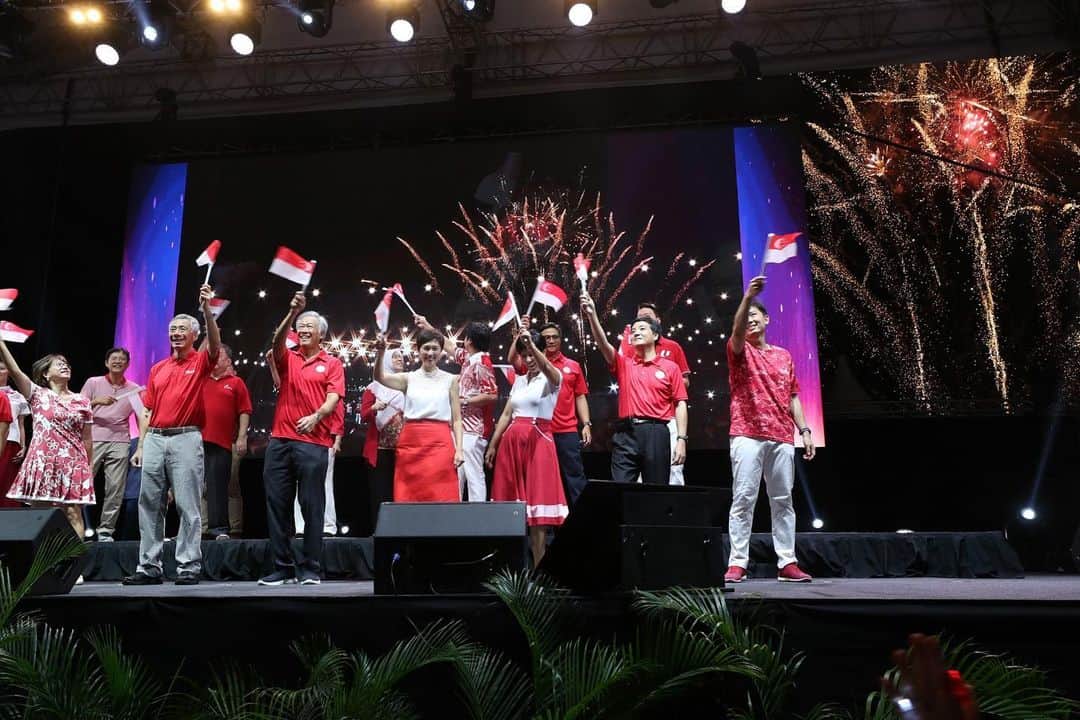 リー・シェンロンさんのインスタグラム写真 - (リー・シェンロンInstagram)「Friday’s National Day Parade at the Padang was a special celebration as we marked our Bicentennial, but not everyone could be there. So the parade went to the heartlands yesterday, and more people could join in the party together!  The carnival at Bishan was one of several across Singapore, including Geylang Serai, Jurong East, Punggol and Woodlands. The crowd was enormous, and the mood, electric. Glad to see so many participating in the nation’s birthday celebrations so enthusiastically! – LHL (MCI Photos by Betty Chua)  #NDP2019 #OurSingapore」8月11日 13時04分 - leehsienloong