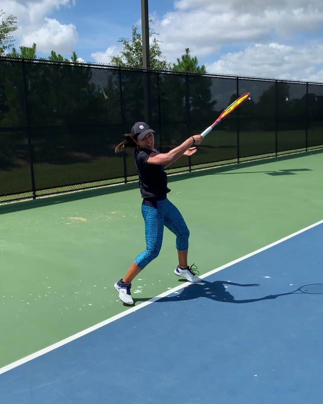 奥野彩加さんのインスタグラム写真 - (奥野彩加Instagram)「Grind in 100F weather☀️🔥🎾💦 青空で天気は良いけど暑くて溶けそう😆😀 #ヒューストン に住んでる人〜？ Who’s in #Houston ?! • • #アメリカ #テキサス #真夏 #暑すぎる #テニス #アスリート #筋トレ #筋トレ女子 #プロ  #tennis #training #practice #grind #summer #texas #hot #tour #athlete #letsgo #positive #love #sports #테니스 #연습 #훈련 #스포츠  #운동 #휴스턴」8月11日 13時05分 - ayakaokuno