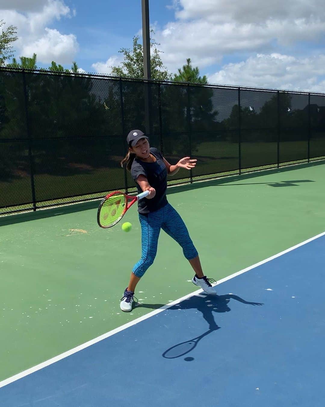 のインスタグラム：「Grind in 100F weather☀️🔥🎾💦 青空で天気は良いけど暑くて溶けそう😆😀 #ヒューストン に住んでる人〜？ Who’s in #Houston ?! • • #アメリカ #テキサス #真夏 #暑すぎる #テニス #アスリート #筋トレ #筋トレ女子 #プロ  #tennis #training #practice #grind #summer #texas #hot #tour #athlete #letsgo #positive #love #sports #테니스 #연습 #훈련 #스포츠  #운동 #휴스턴」