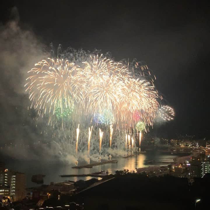 のインスタグラム：「昨夜は静岡県伊東市にて按針祭海の花火大会を観賞。  1万発の大規模な花火。昨年も拝見しましたが、今年はさらに花火の種類や勢いもパワーアップしたような気がします。  #花火大会 #花火 #静岡県 #伊東市 #按針祭  #按針祭海の花火大会」