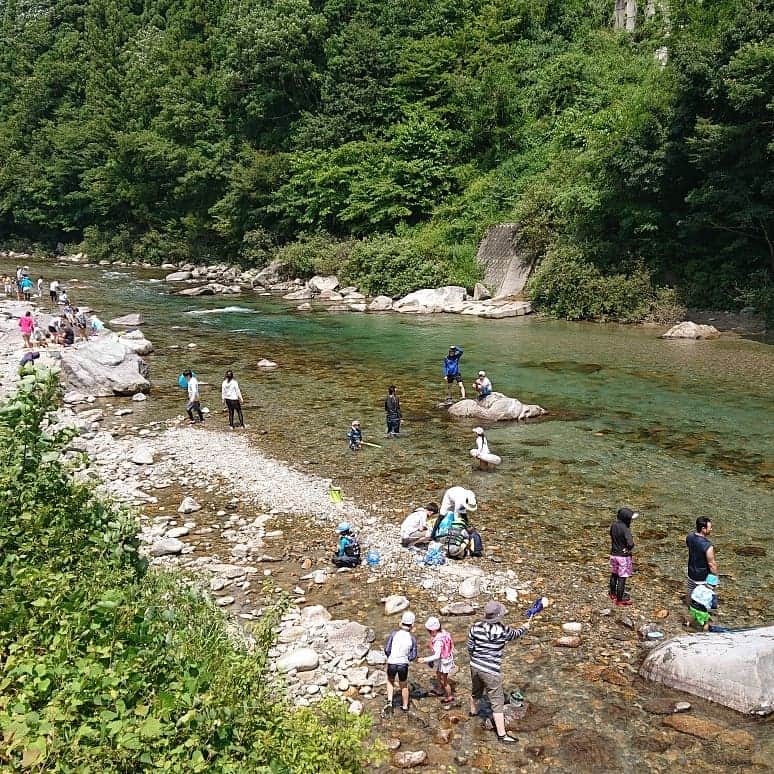 空条承太郎のインスタグラム：「今日は岐阜の板取川へBBQしにきてます😄川の水、冷たくて気持ちいい～😆」