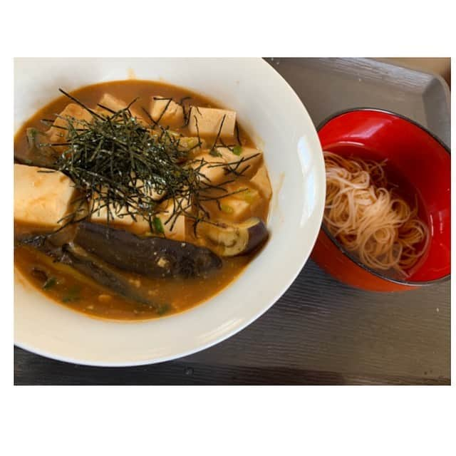 亜希子さんのインスタグラム写真 - (亜希子Instagram)「今日の昼も、安定のズボラ飯。 ・ 3分で作れる、辛くない麻婆茄子と素麺。 ・ 茄子は、もちろん冷蔵庫の残り物🍆 ・ 縦切りにした茄子をごま油で焼き、そこに鶏がらスープの素を溶かした水をコップ半分くらい注ぎ、豆腐一丁を角切りして突入。 ・ そこに、コチジャン・味噌・醤油・砂糖を、1:1:0.5:0.5で混ぜたものを投入。味付け完了後、片栗粉でトロみ。 ・ お好みで、ニンニクチューブや生姜のチューブ、ネギや海苔を足してください。全て適当で、万事問題ありません。 ・ #亜希子のズボラ飯」8月11日 13時17分 - akiko_ohki