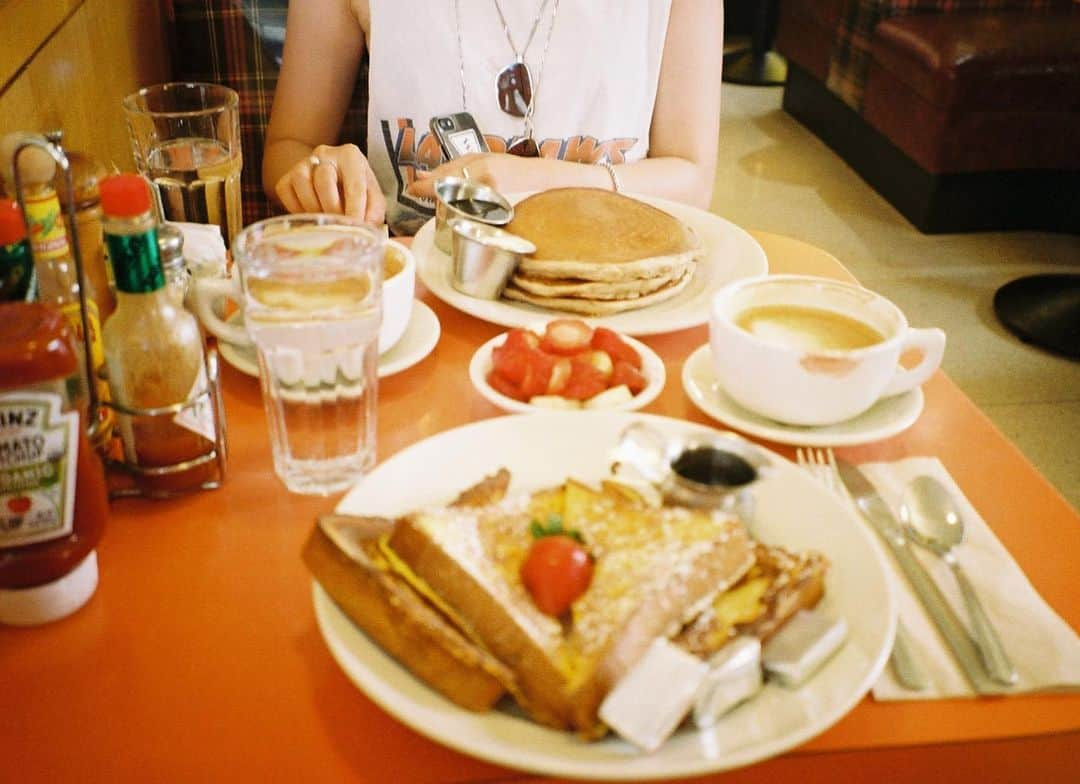 甲斐まりかさんのインスタグラム写真 - (甲斐まりかInstagram)「Sunday brunch☕️ このダイナーの店員さんに毎日つけてるルラボの香水当てられて、少しきゅんとしてしまった。 ハンナはビーガンパンケーキ、私はフレンチトースト。 #contaxtvsiii #まりかふぇ」8月11日 13時12分 - mari_ka95