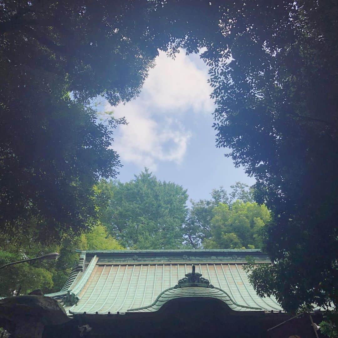 のインスタグラム：「今朝は お参りに行き お清めの塩をいただき ぬか様へ納めると 薄っすらと酸膜酵母が生きていました。  すべて一緒に混ぜて、少し塩が薄くなっていたので足しました。  ぬか様も気持ちよさそう。  #ぬか様 #ぬか床 #100年 #お清め  #発酵 #発酵活動家」