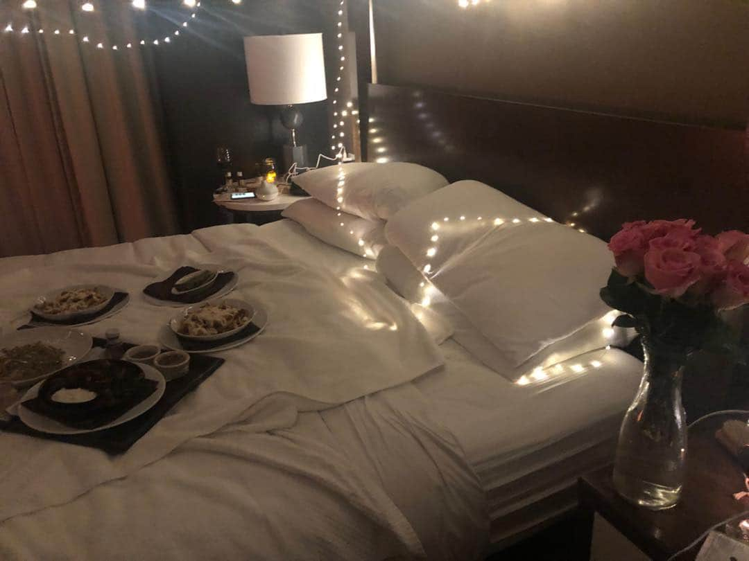 ナターシャ・ヘンストリッジさんのインスタグラム写真 - (ナターシャ・ヘンストリッジInstagram)「When home away from home has to be a bed picnic #lifeontheroad #sleepingonacloud #birthdayweekcelebrations #longdays #starsinthesky #leoseason #feelinlikeaqueen」8月11日 13時36分 - natashahenstridge