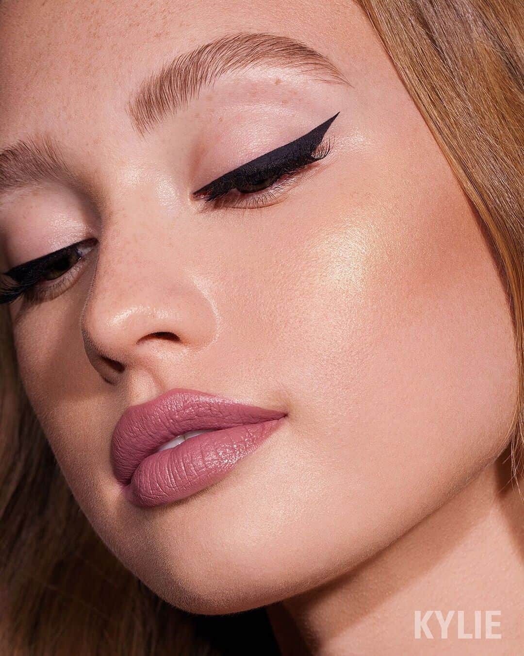 Kylie Cosmeticsさんのインスタグラム写真 - (Kylie CosmeticsInstagram)「NEW Liquid Kyliner + Family is Gold Jelly Kylighter + Kylie Velvet Lip Kit 💸💗✨ #Birthday2019 is available now! Final hours left to get FREE shipping on all domestic orders! No minimums! 💋 KylieCosmetics.com」8月11日 13時37分 - kyliecosmetics