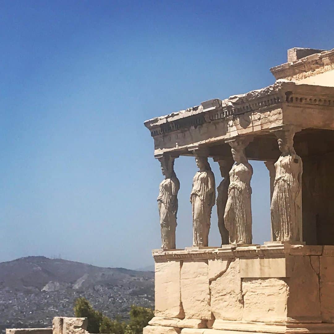 アレクシマビーユのインスタグラム：「Cariatides facing the blue wind #cariatides #acropole #érechthéion #drapery #draped #women #antic #marble #athens #alexismabille #bluesky #archeology」