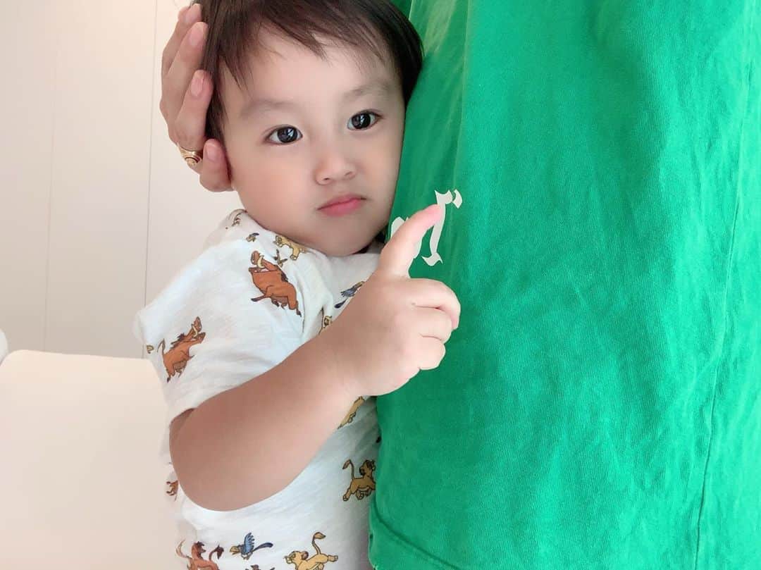 のインスタグラム：「僕のアレクでしゅ👶❤️ #パパ #暑すぎる #引きこもります」