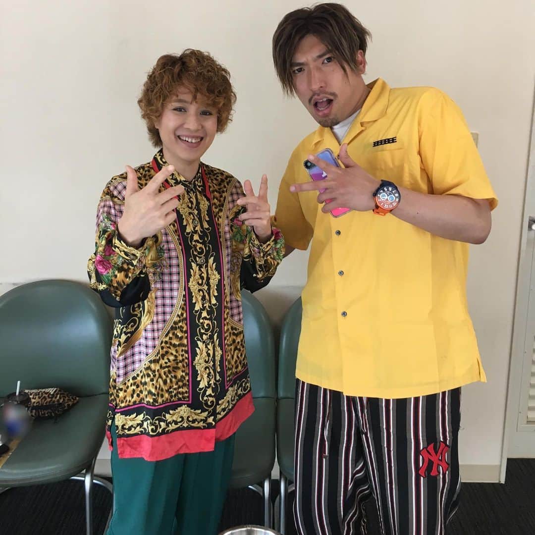 日本テレビ「ウチのガヤがすみません！」さんのインスタグラム写真 - (日本テレビ「ウチのガヤがすみません！」Instagram)「#EXITりんたろー と“#師匠 ”#尼神インター渚 🐯☀️ . #亜生軍団 を撮影した後、喫煙所を通ると…姐御 #渚 さんと遭遇 💨 間もなく#りんたろー さんが入ってきて渚さんを見つけるなり第一声「おっ、師匠！」🙌 （渚さん、#かねち からは“アネキ”と呼ばれてました😘） . パンチのあるツーショットだったので📸 . #ウチのガヤがすみません #ウチガヤ  #ガヤ芸人オフショット #芸人 #EXIT #尼神インター」8月11日 13時46分 - uchino_gaya