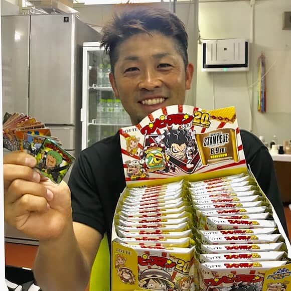 のインスタグラム：「マイブームは#ワンピースマンチョコ のシール集めとチョコを冷蔵庫に冷やしてから食べることだという清田様。 #千葉ロッテマリーンズ #chibalotte #ZOZOマリンスタジアム #清田育宏 #🍫」