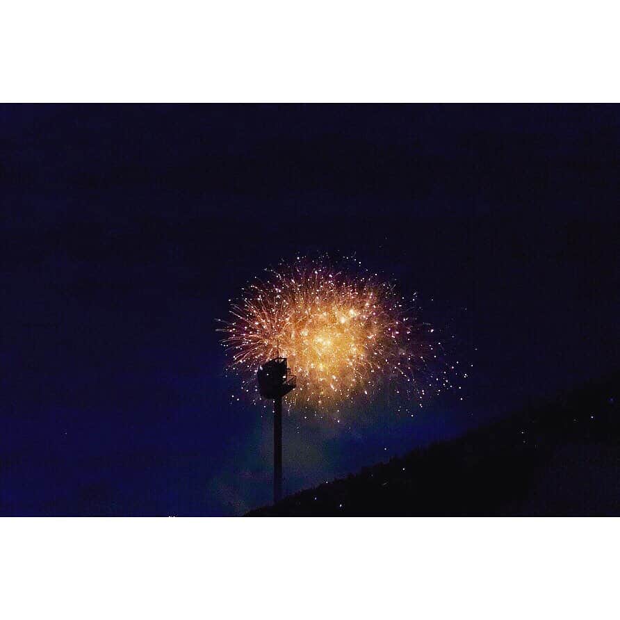 キタキマユさんのインスタグラム写真 - (キタキマユInstagram)「神宮外苑花火大会🌸✨ 今年はラグビー場から、とても大満足の眺めでした💖 花火の写真は、相変わらずとても難しいです…😵✨ 今年も、不思議な小宇宙が撮れたので、夏の思い出に載せます☀️🍉🌻🏄‍♂️🌈 みんな楽しそうで、空も月もとても綺麗な日でした😊️💕 #神宮外苑花火大会  #ラグビー場  #良き眺めでした  #空と月  #花火っていいよね  #ありがとう  #夏の思い出  #summermemories  #beautifulday  #kitakimayu #キタキマユ」8月11日 13時54分 - kitakimayu_official