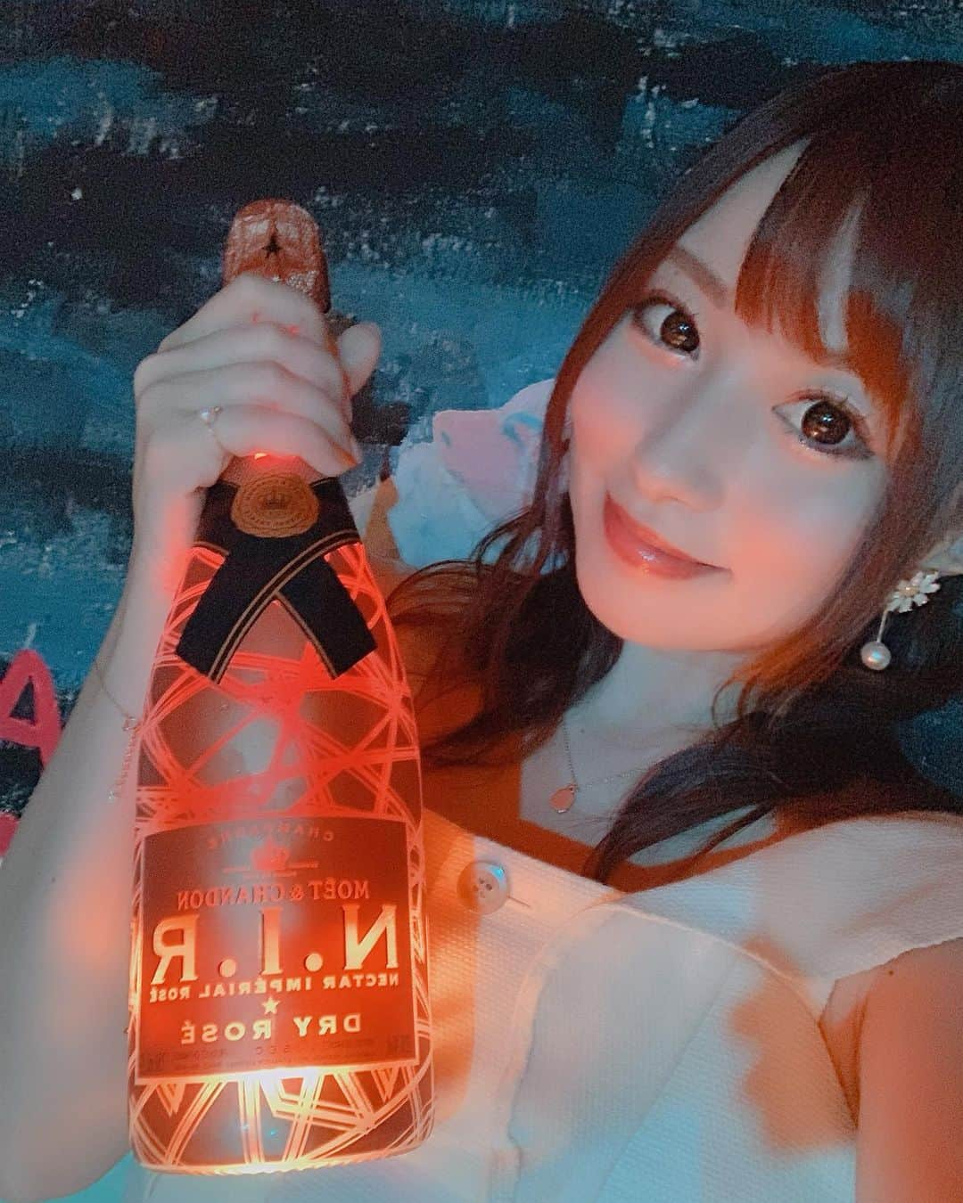 成瀬心美さんのインスタグラム写真 - (成瀬心美Instagram)「🎂 . . 昨日のpost コメント沢山ありがとうございます！✨ . . ゆっくり見ていきます！ ありがとう！！！ . . そして昨日の ここたん。 ありがとうございました！！！ . . 令和元年30歳で 初のガチバースデーに イベントを組むことが できましたー！！！！！！ . . もう楽しくて幸せで よくわからなかったです！笑 . . 本当に幸せだったなぁ。 . . みんなは楽しんで くれたかな？？ . . わざわざお祝いに来てくれて 本当に幸せでした！ ありがとうございました！ . . 楽しかったなぁ。 最高の30代のスタートが きれました！！！！！ . . このワンピースは @jillstuart.jp  のだよん😘 . ピアスは @blueblackcb  のだよ❤️ イベント中も女の子に沢山 聞かれたから書いておくね！ . . #event #birthday #birthdaycake #happybirthday #happytime #moet #champagne #jillstuart #bluelabel #happy #thanks #instapic #instagram #followｍe」8月11日 13時55分 - coco3ndazo