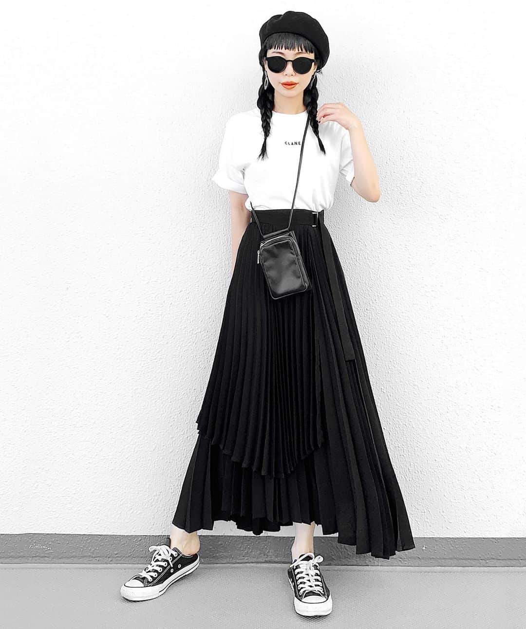lve_xxxxのインスタグラム：「.﻿ .﻿ @clane_official コーデ。﻿ ﻿ Tee × skirt × bag がCLANEさん﻿ ﻿ ECサイト限定で復刻してた﻿ 3WAY PLEATS SKIRT﻿ ﻿ 軽めの生地感で﻿ さらっとした履き心地で夏場でも🙆‍♀️﻿ ﻿ 完売しちゃってるみたいなんですが﻿ 友達が必死でフリマアプリで探してるので﻿ 見かけたらお知らせください🔎笑﻿ ﻿ ベレー帽は先日かぶってたヤツの色違い﻿ 今後発売の @lveu.official のものです💁🏻‍♀️﻿ ﻿ なんや違う色着ようと思っても﻿ モノトーンを手にとってしまう。﻿ #モノトーン信者﻿ ﻿ ﻿ ﻿ その他コーデアイテム詳細は﻿﻿﻿﻿ WEARをご覧くださいませ。﻿﻿﻿﻿ ﻿﻿﻿﻿ WEAR ： lvexxxx ﻿﻿﻿﻿ 💻 https://wear.jp/sp/lvexxxx/﻿﻿﻿ ﻿﻿﻿﻿ －－－－－－－－－－－－－－－－－－﻿﻿﻿﻿ ﻿﻿﻿﻿ 📢コメント頂ける際は、﻿﻿﻿﻿ 最新投稿にお願い致します。﻿﻿﻿﻿ ﻿﻿﻿﻿ 過去投稿に頂いた際、気がつかない事もあり﻿﻿﻿ お返事致しかねる場合が御座います🙇‍♀﻿﻿ ️﻿﻿﻿﻿ ﻿ ﻿」