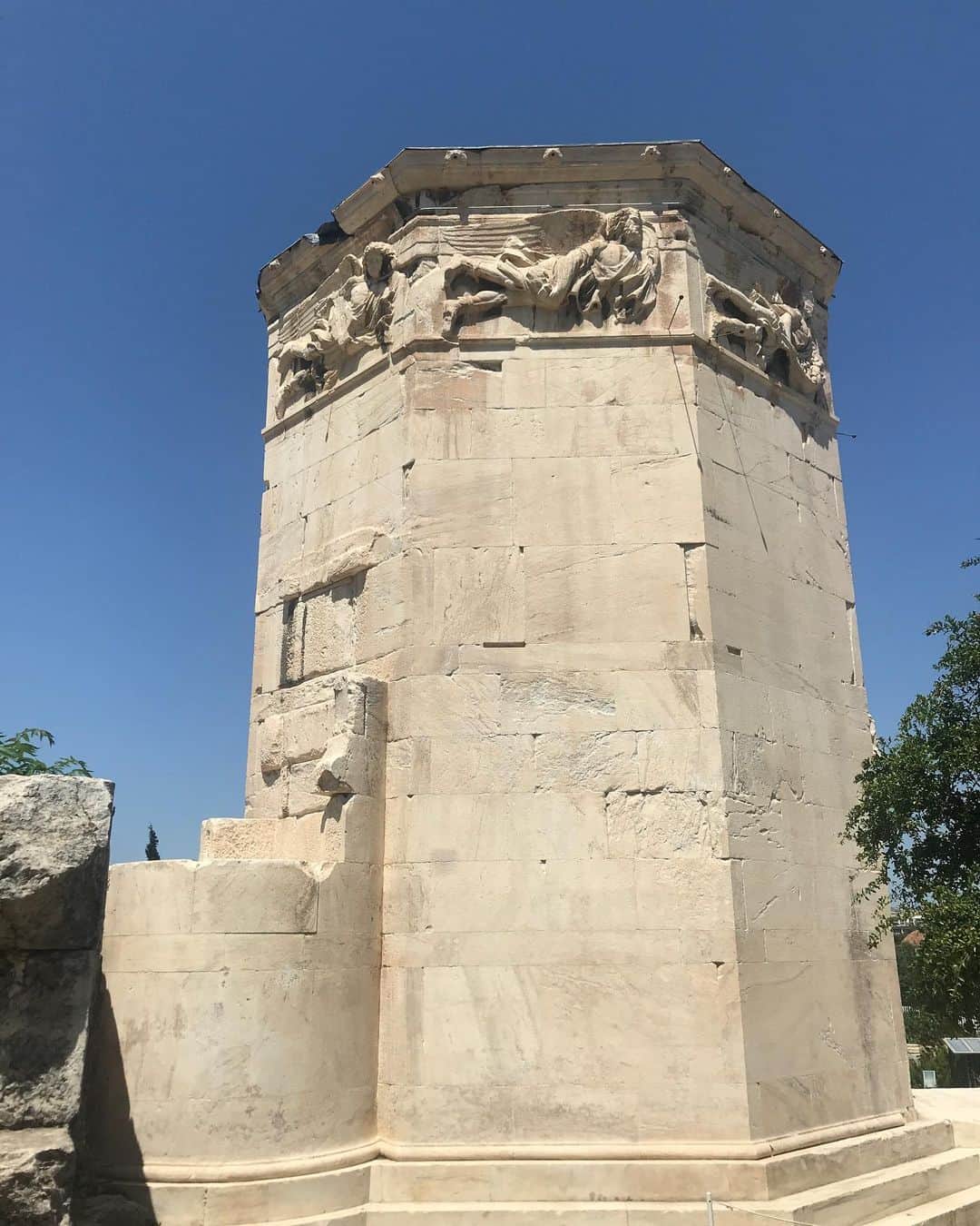 アレクシマビーユのインスタグラム：「Tour of the Winds Fountain #athens #octogone #architecture #windgods #divinity #fountain #winds #towerofthewinds #astrological #solar #clock #whitemarble #pantelicmarble #beauty #athens #archeology #summer #bluesky」