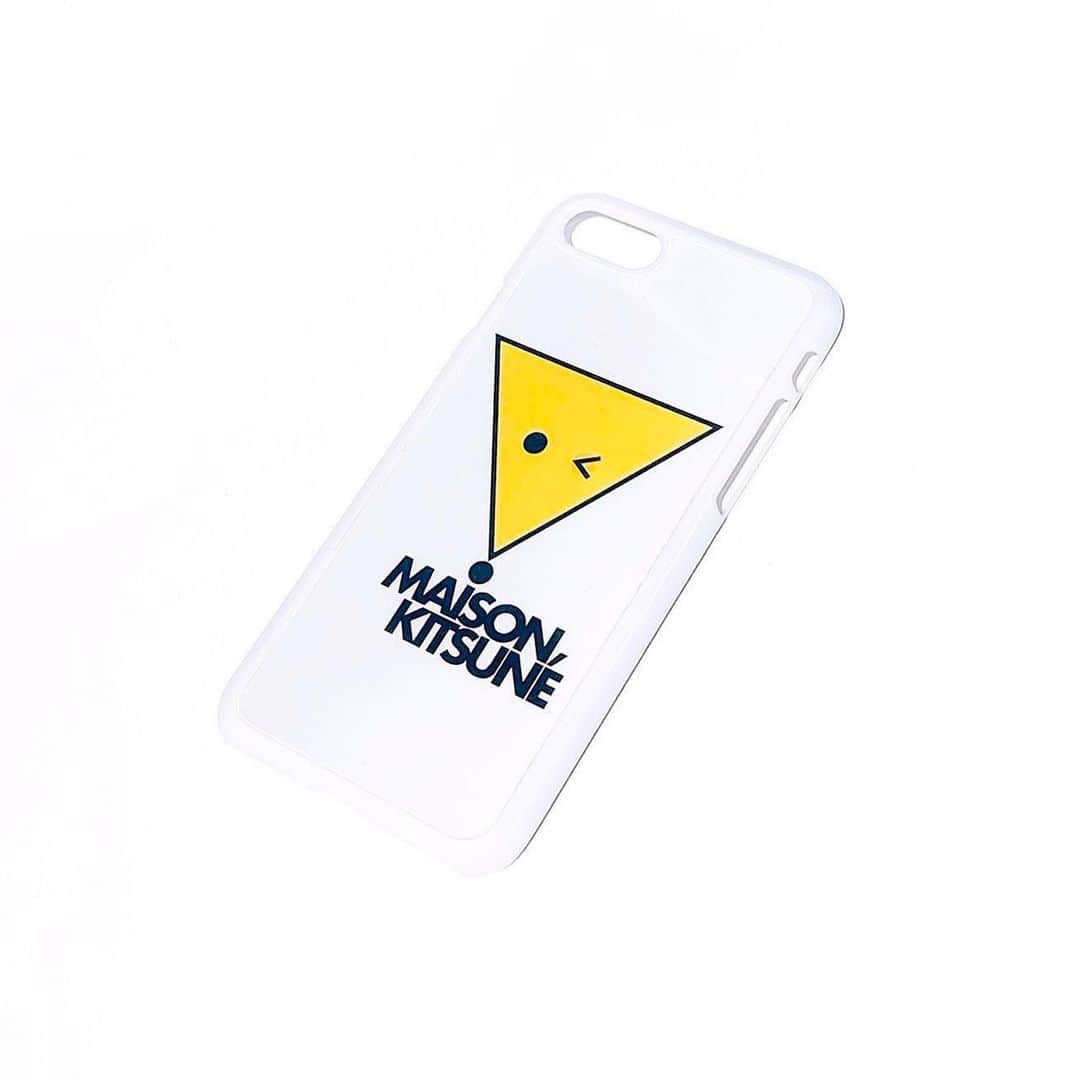 SPURさんのインスタグラム写真 - (SPURInstagram)「MAISON KITSUNÉのiPhoneケースは、角度によって🙂と😉の2種類の表情に変化します。三角形のキツネは今季登場した新アイコン「Triangle Fox」です。（編集U）  #SPUR9月号 #MAISONKITSUNE #メゾンキツネ # iPhoneケース　#キツネ #TRIANGLEFOX #SPUR #fashion #mode #follow #newin #spurSeptemberissue #2019aw #spurmagazine #ときめきモード」8月11日 14時13分 - spurmagazine