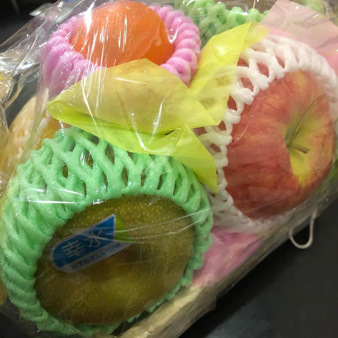 みずしな孝之のインスタグラム：「お中元にフルーツの盛り合わせをいただいた！ 🍎 🍊 🥝 🍇←グレープフルーツの絵文字がない 🍐←梨の絵文字もない」