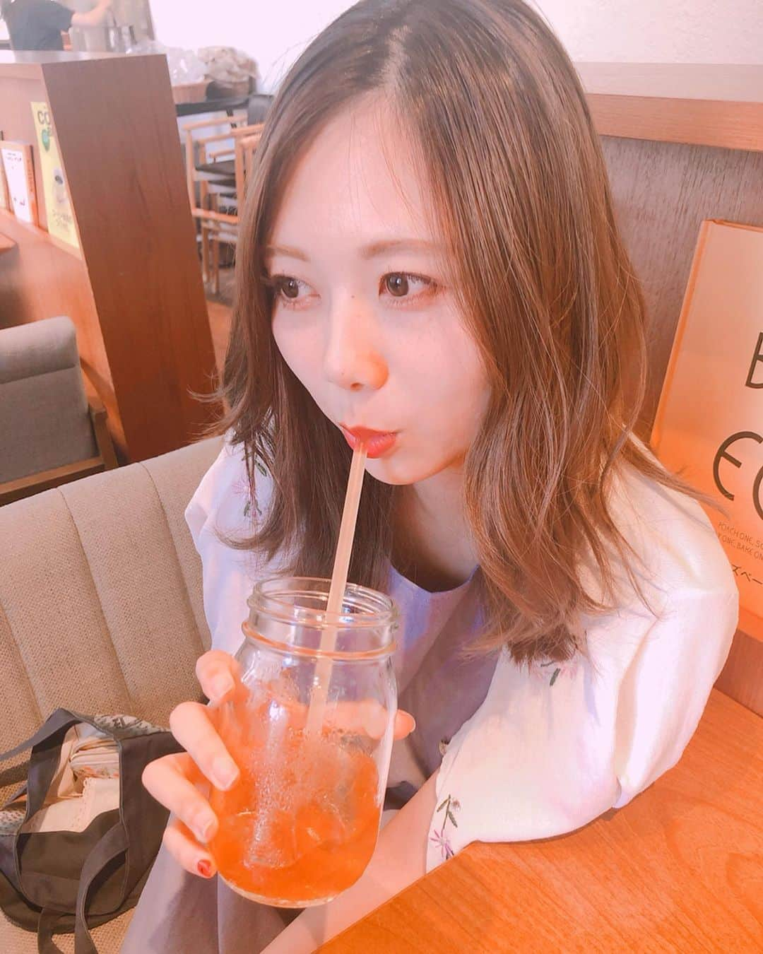 西村季里子さんのインスタグラム写真 - (西村季里子Instagram)「・ 飲み物飲んでるときに 写真撮られる率も高め🥤 あと、ピースしたときの指褒められる率高め✌🏻 でもよく見て、 今小指しかネイルついてない🥀 美容院も早く行きたいし メンテナンスしたくてそわそわする🥀 今日はまあじゅとやっと会える〜❤️ 夜は花火大会いくよ🌻 つかの間の夏休み、満喫する🌻 #青森#青森県#aomori#実家#帰省#夏休み #ランチ#🥤#ネイル#美容院#メンテナンス #美容#女子力#はやく整えたい #花火#花火大会#南部花火大会#南部町 #follow#followme」8月11日 14時15分 - kiriko_nishimura