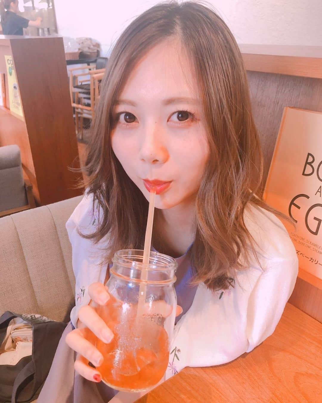 西村季里子さんのインスタグラム写真 - (西村季里子Instagram)「・ 飲み物飲んでるときに 写真撮られる率も高め🥤 あと、ピースしたときの指褒められる率高め✌🏻 でもよく見て、 今小指しかネイルついてない🥀 美容院も早く行きたいし メンテナンスしたくてそわそわする🥀 今日はまあじゅとやっと会える〜❤️ 夜は花火大会いくよ🌻 つかの間の夏休み、満喫する🌻 #青森#青森県#aomori#実家#帰省#夏休み #ランチ#🥤#ネイル#美容院#メンテナンス #美容#女子力#はやく整えたい #花火#花火大会#南部花火大会#南部町 #follow#followme」8月11日 14時15分 - kiriko_nishimura