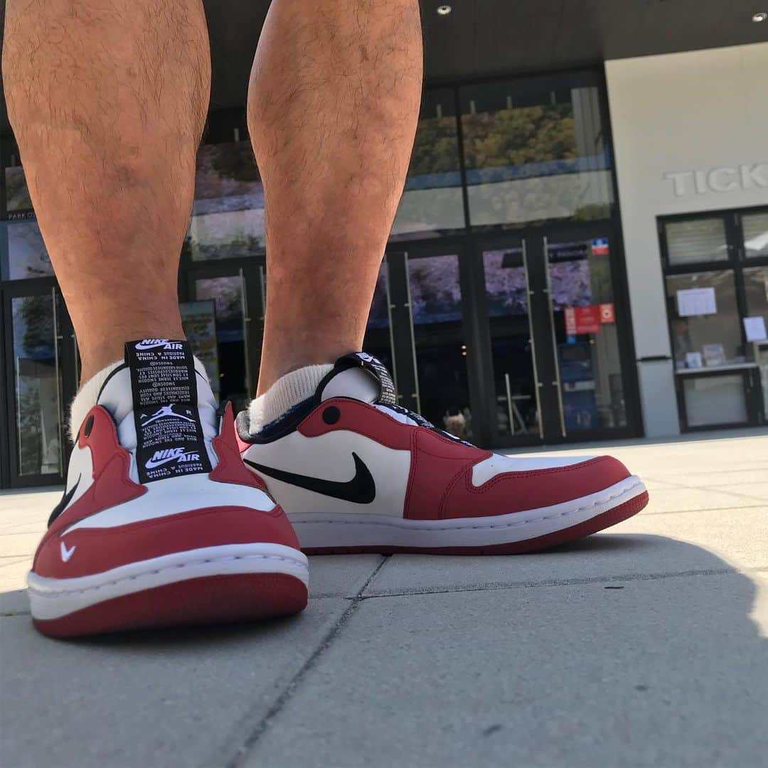 森田展義さんのインスタグラム写真 - (森田展義Instagram)「今日はこの子とTTホール初デート 『NIKE WMNS AIR JORDAN 1 LOW SLIP』 『ナイキ エアジョーダン１ロー スリッパ』なる靴  #nobmorley #森田展義  #なる靴 #sneakers #kicks #crazysneakers #datewithsneakers #nike #wmns #airjordan1lowslip  #ナイキ #エアジョーダン1ロー #スリッパ #シカゴカラー #TTホール」8月11日 14時21分 - nobmorley