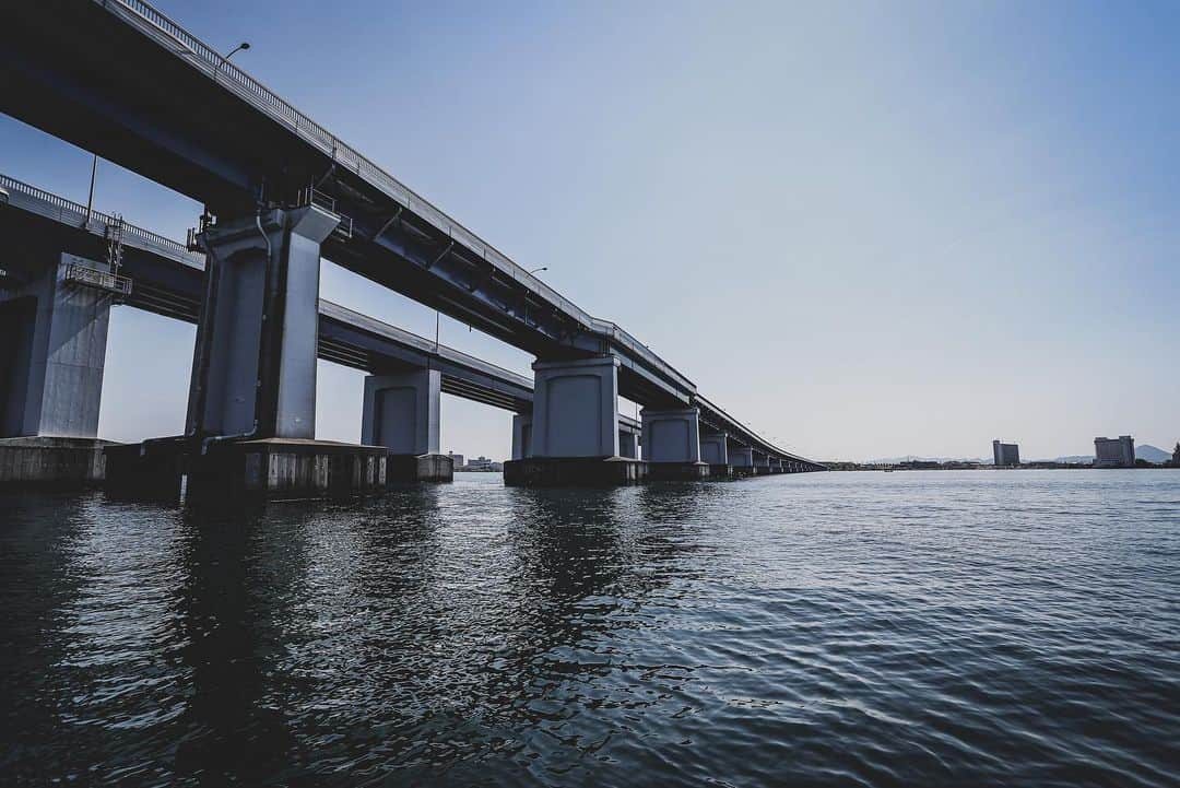 FIVE FOCUS takarada_officialさんのインスタグラム写真 - (FIVE FOCUS takarada_officialInstagram)「Lake Biwa Bridge... #琵琶湖 #橋 #南湖 #北湖 #釣り #穏やか #バスボート #カスタム #デザイン #熱中症 #脱水症状 #対策 #canon #1dxmk2 #夏 #船 #水 @mottosatoshi @shimisun @mkyohei @mottosatoshi @soborodon22 @taroshin.official @tadano999 @irukaseikotsu_dolphinlab @akitoshiyamada @yohtakao @kawaguchi_shunsuke」8月11日 14時22分 - takaradayuuya