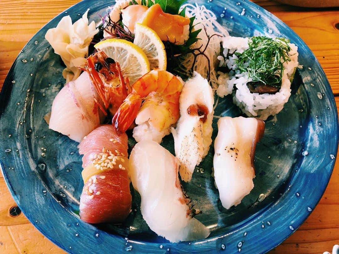 南波志帆さんのインスタグラム写真 - (南波志帆Instagram)「あつい日々が続くと、つめたいものしか食べたくなくなります。お寿司たべて優勝〜！ #lunch #🍣」8月11日 14時23分 - nanbashiho