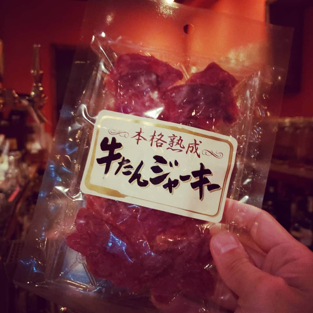 東朋宏さんのインスタグラム写真 - (東朋宏Instagram)「浅草薬酒バーでの頂き物シリーズ‼️ 仙台土産の牛たんジャーキー‼️ これずーっと味が出てくるよ。 メジャーリーガーみたいにずっとクチャクチャ噛んでたい！(笑)  #薬酒インスタ対決 #浅草 #薬酒 #薬酒bar #浅草薬酒バー #仙台 #お土産 #おつまみ #牛タン #ジャーキー #最近頂き物多くて嬉しい」8月11日 14時23分 - tomohiro_azuma