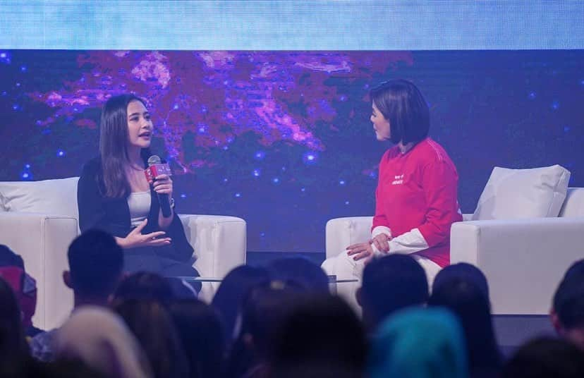 Prilly Latuconsinaさんのインスタグラム写真 - (Prilly LatuconsinaInstagram)「Thank you for the opportunity to share my story in Inspirafest yesterday ka @merryriana ! I hope my story can inpire anyone who came yesterday! Just want to tell everyone that its okay to feel not okay! You don’t have to feel okay all the time! If you feel upset, angry, or even sad, don’t be afraid to feel it! Sometimes we need to enjoy the pain and learn from it! Just keep going, don’t ever give up because you can catch your dream no matter how hard it is as long as you work hard and believe in yourself! ❤️」8月11日 14時25分 - prillylatuconsina96