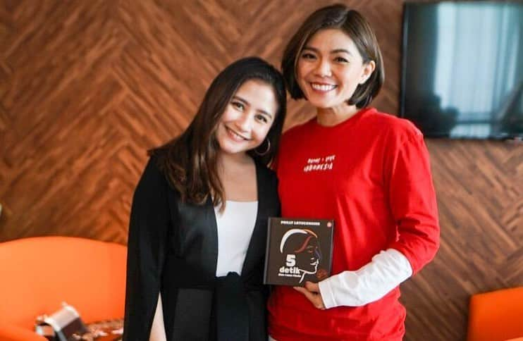 Prilly Latuconsinaさんのインスタグラム写真 - (Prilly LatuconsinaInstagram)「Thank you for the opportunity to share my story in Inspirafest yesterday ka @merryriana ! I hope my story can inpire anyone who came yesterday! Just want to tell everyone that its okay to feel not okay! You don’t have to feel okay all the time! If you feel upset, angry, or even sad, don’t be afraid to feel it! Sometimes we need to enjoy the pain and learn from it! Just keep going, don’t ever give up because you can catch your dream no matter how hard it is as long as you work hard and believe in yourself! ❤️」8月11日 14時25分 - prillylatuconsina96